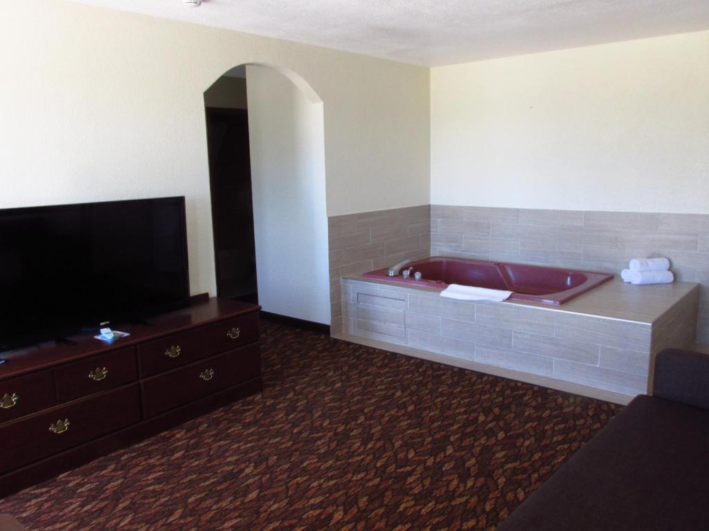 Americas Best Value Inn-Celina - image 3