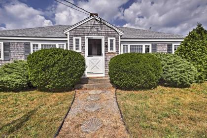 Contemporary Cottage - Walk to Craigville Beach! - image 1