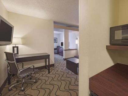 La Quinta Inn & Suites by Wyndham Central Point - Medford - image 11