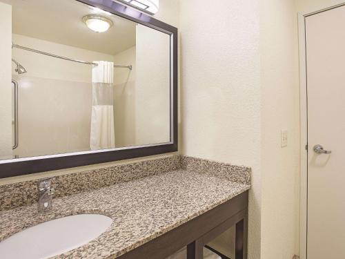 La Quinta Inn & Suites by Wyndham Central Point - Medford - image 3