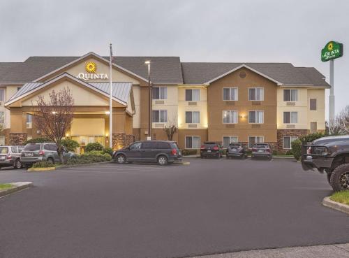 La Quinta Inn & Suites by Wyndham Central Point - Medford - image 5