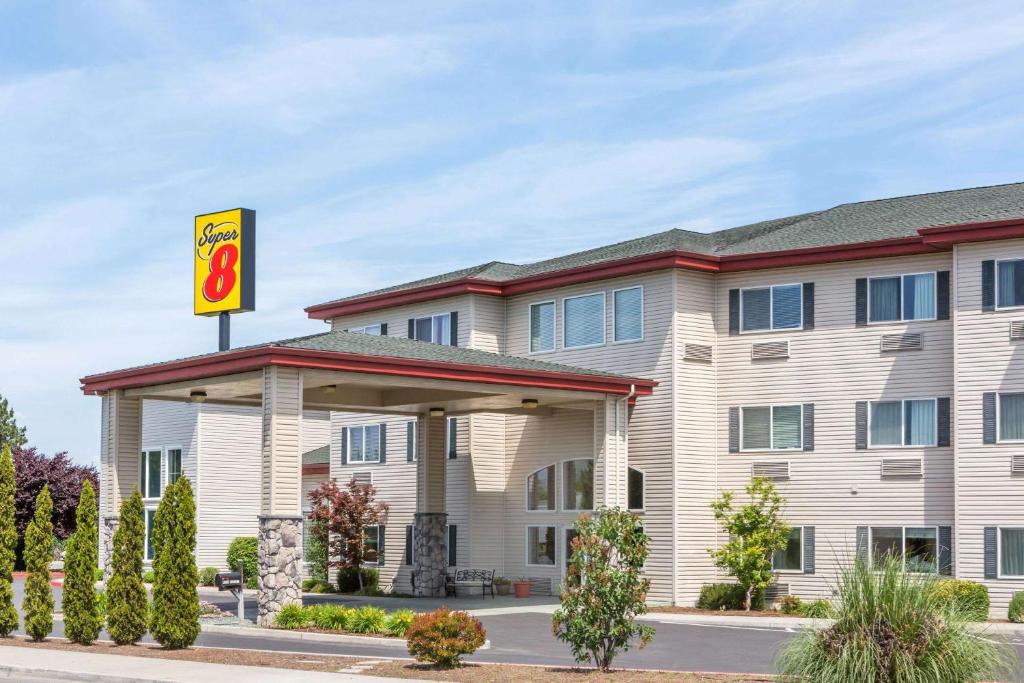 Super 8 by Wyndham Central Pt Medford - main image