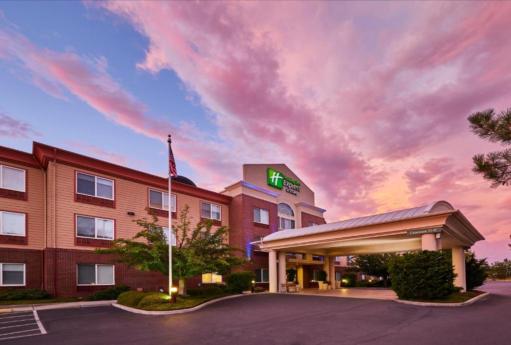 Holiday Inn Express Hotel & Suites Medford-Central Point an IHG Hotel - main image