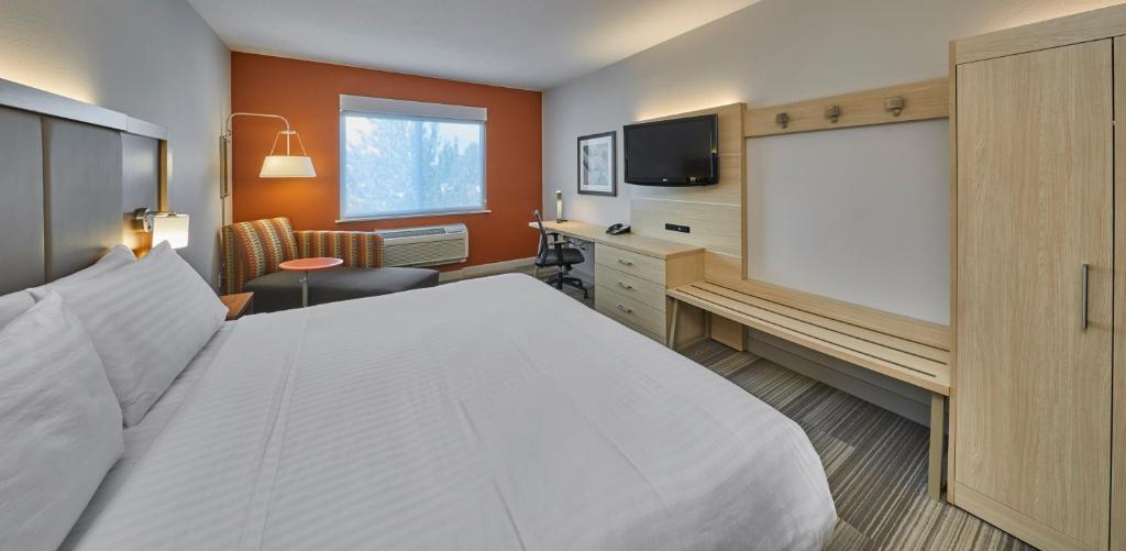 Holiday Inn Express Hotel & Suites Medford-Central Point an IHG Hotel - image 3