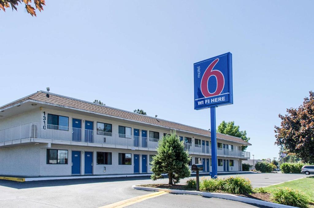 Motel 6-Centralia WA - main image