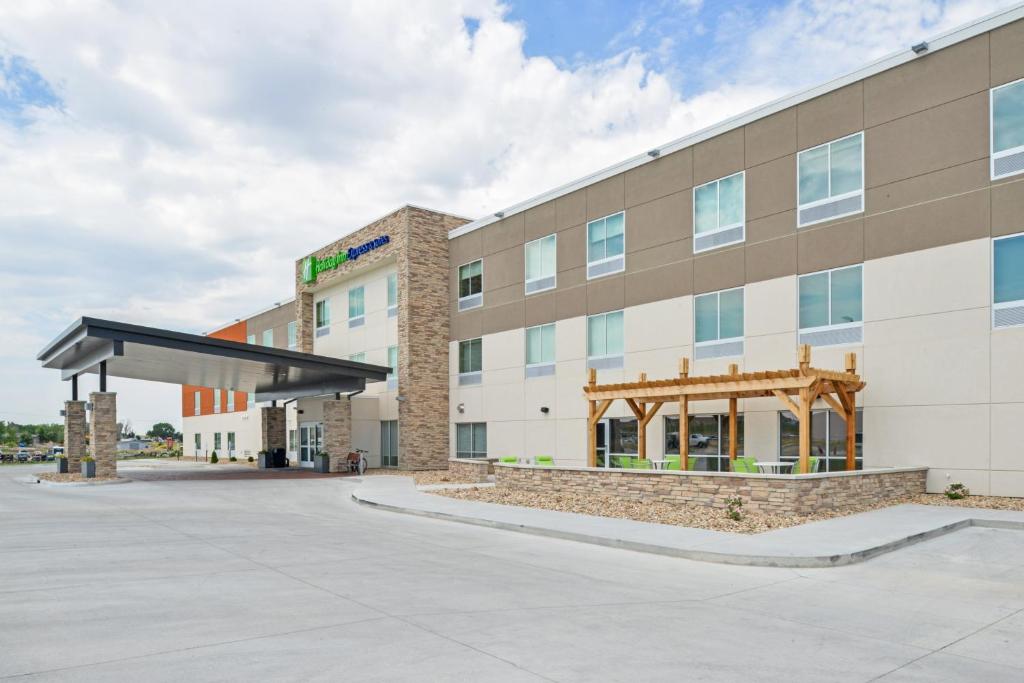 Holiday Inn Express & Suites - Chadron an IHG Hotel - main image