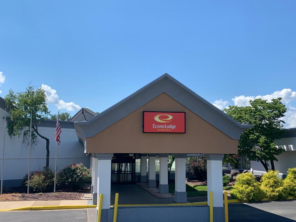 Econo Lodge Inn & Suites - main image