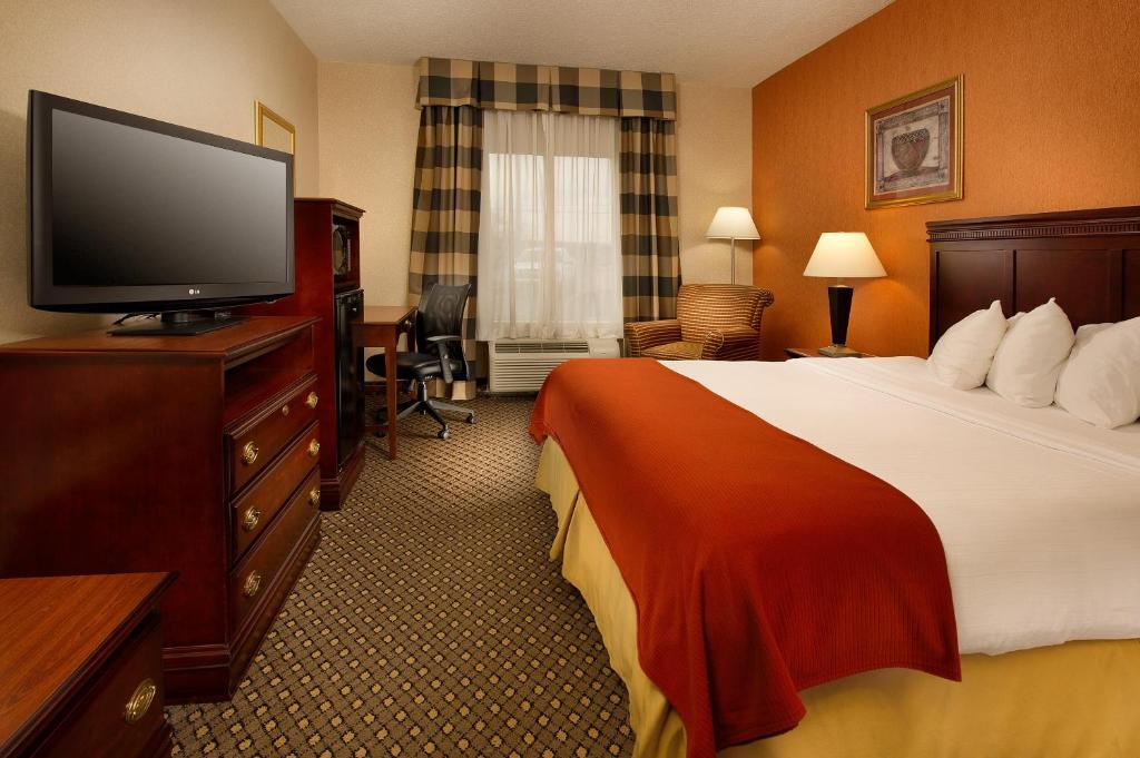 Holiday Inn Express & Suites by IHG Chambersburg an IHG Hotel - image 2