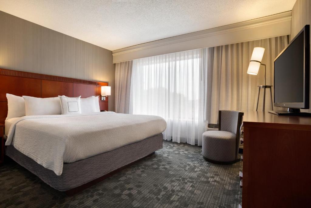 Courtyard by Marriott Champaign - image 4