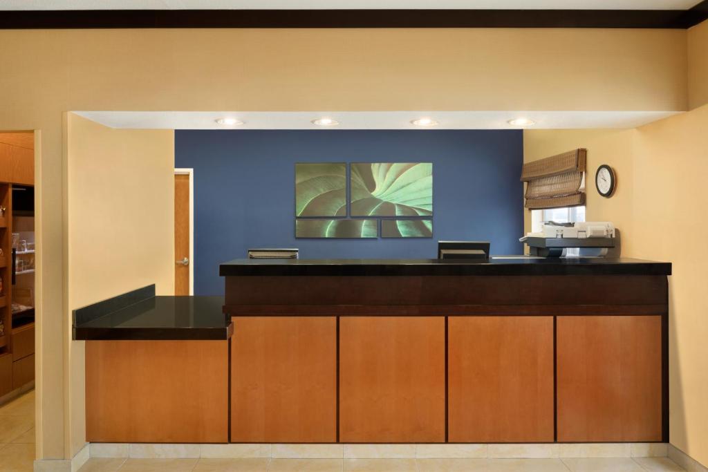 Fairfield Inn & Suites by Marriott Champaign - image 3