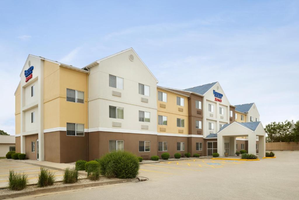 Fairfield Inn & Suites by Marriott Champaign - image 4