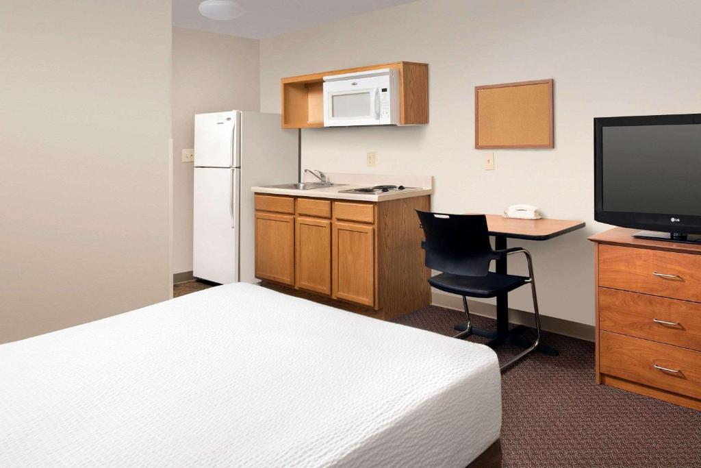 WoodSpring Suites Champaign near University - image 4