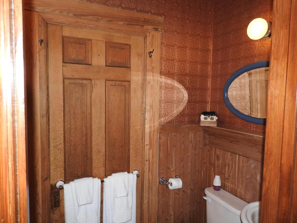 Champaign Garden Inn - image 5