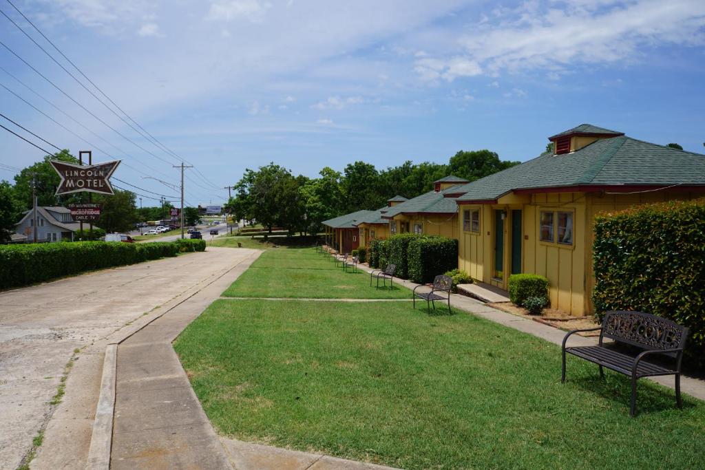 Lincoln Motel - image 5