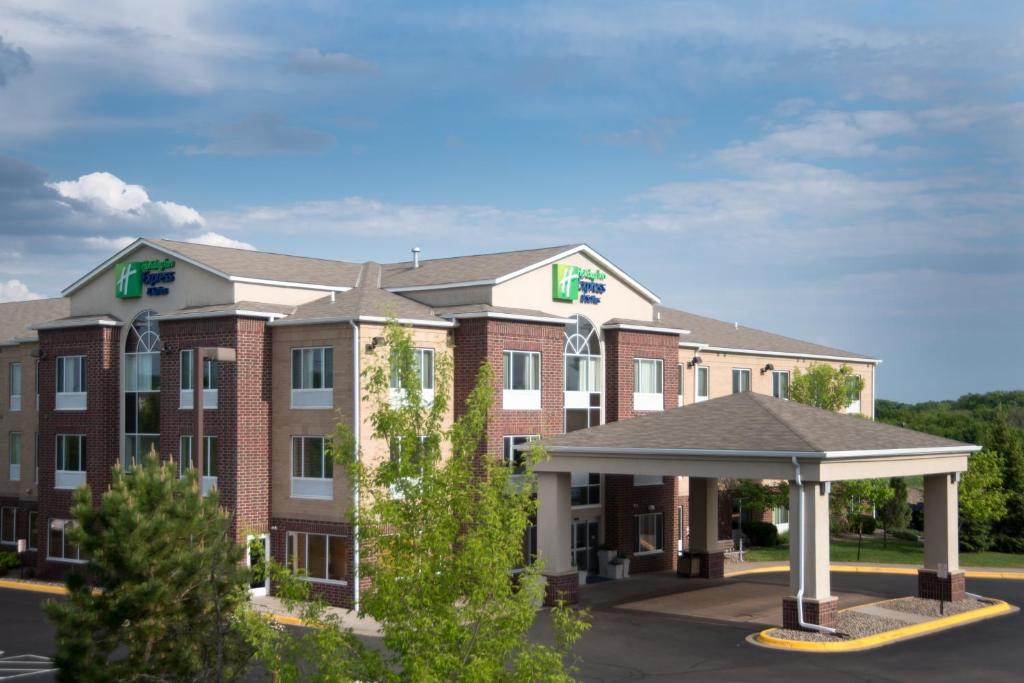 Holiday Inn Express Hotel & Suites Chanhassen an IHG Hotel - main image