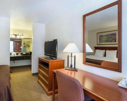 Clarion Inn - image 10