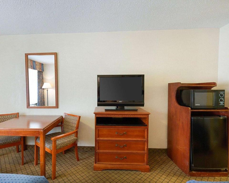 Clarion Inn - image 2