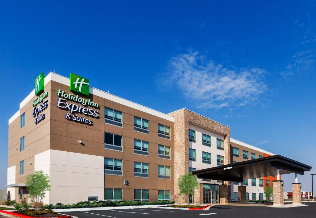 Holiday Inn Express and Suites Chanute an IHG Hotel - main image