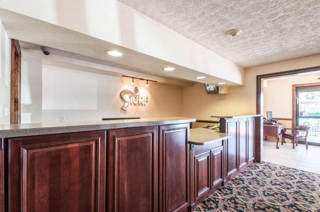 Rodeway Inn and Suites - image 2