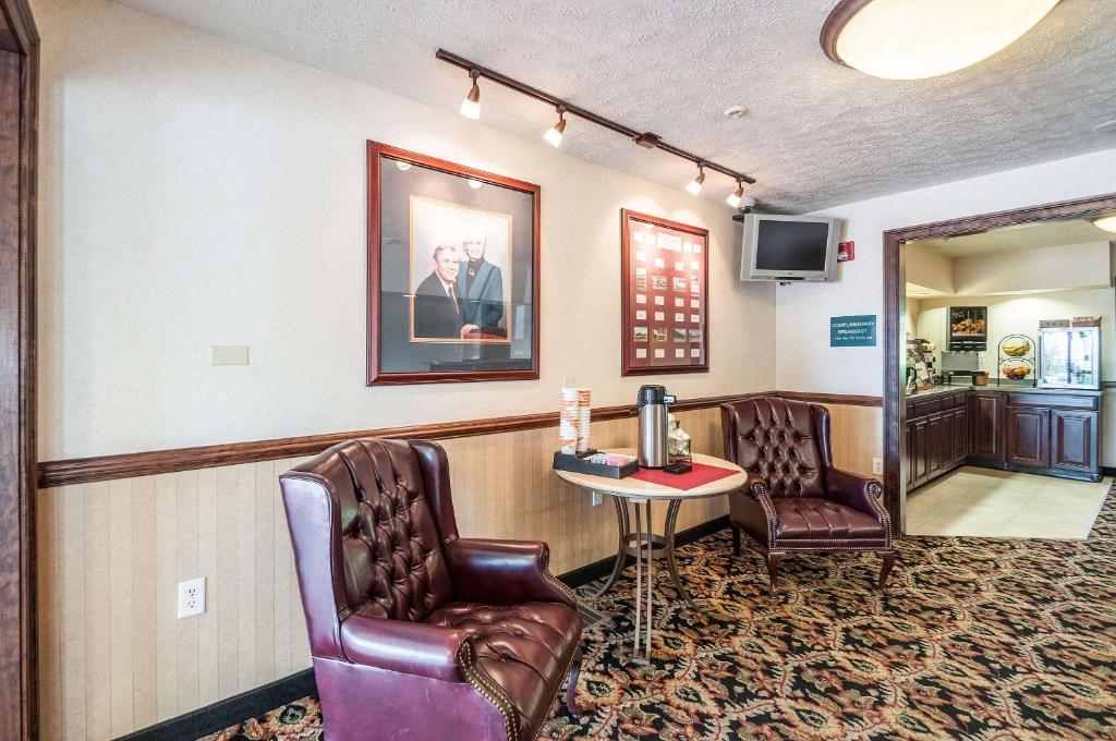 Rodeway Inn and Suites - image 4