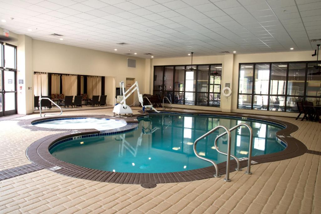 Hampton Inn Charleston Southridge - image 5