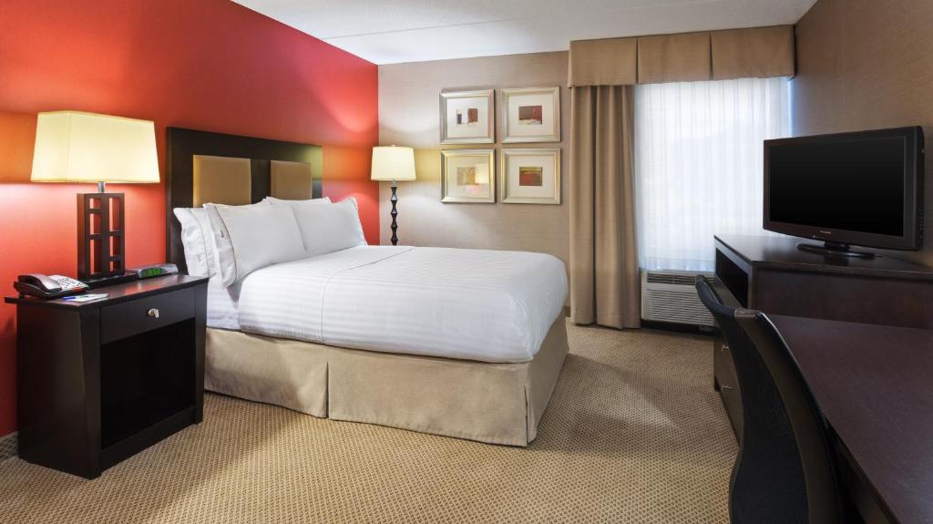 Holiday Inn Express Charleston-Civic Center an IHG Hotel - image 3