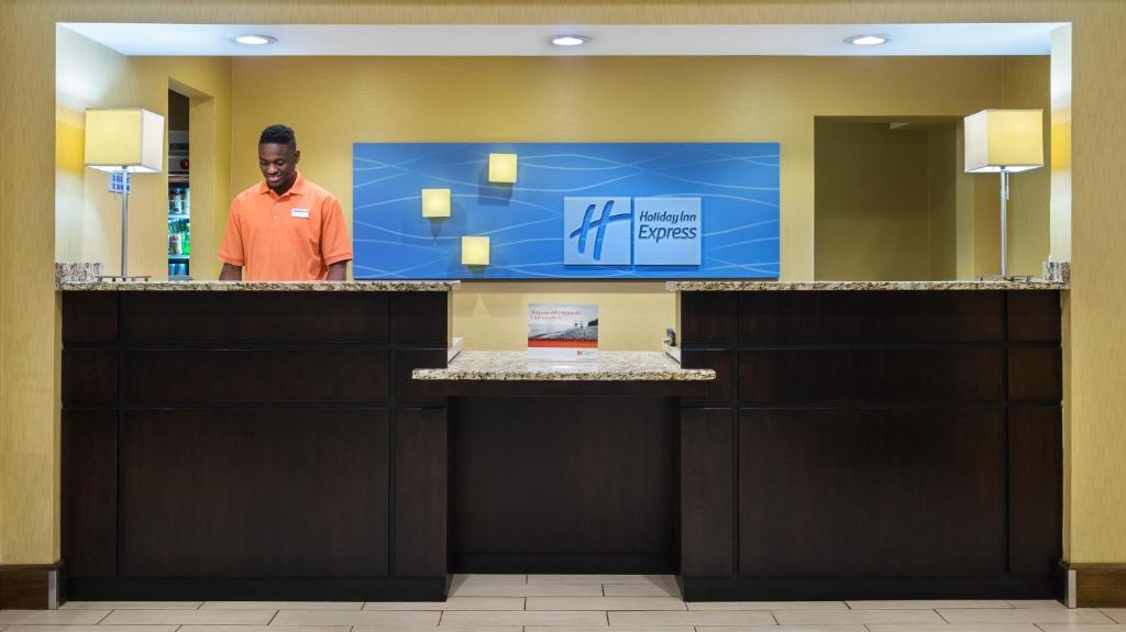 Holiday Inn Express Charleston-Civic Center an IHG Hotel - image 6