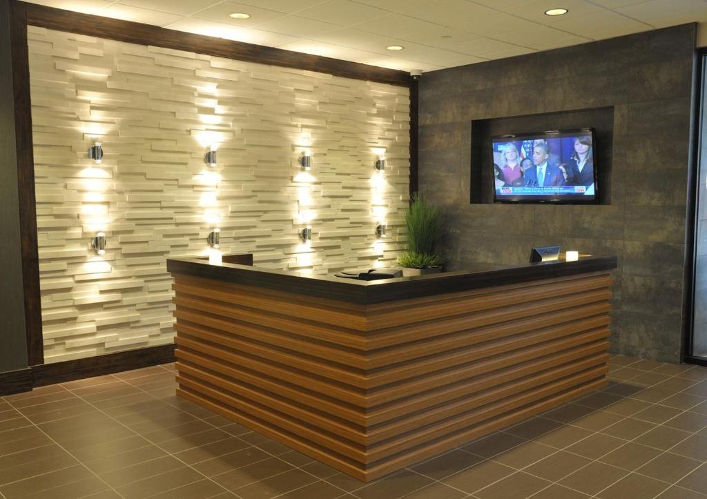 Holiday Inn and Suites Charleston West an IHG Hotel - image 6