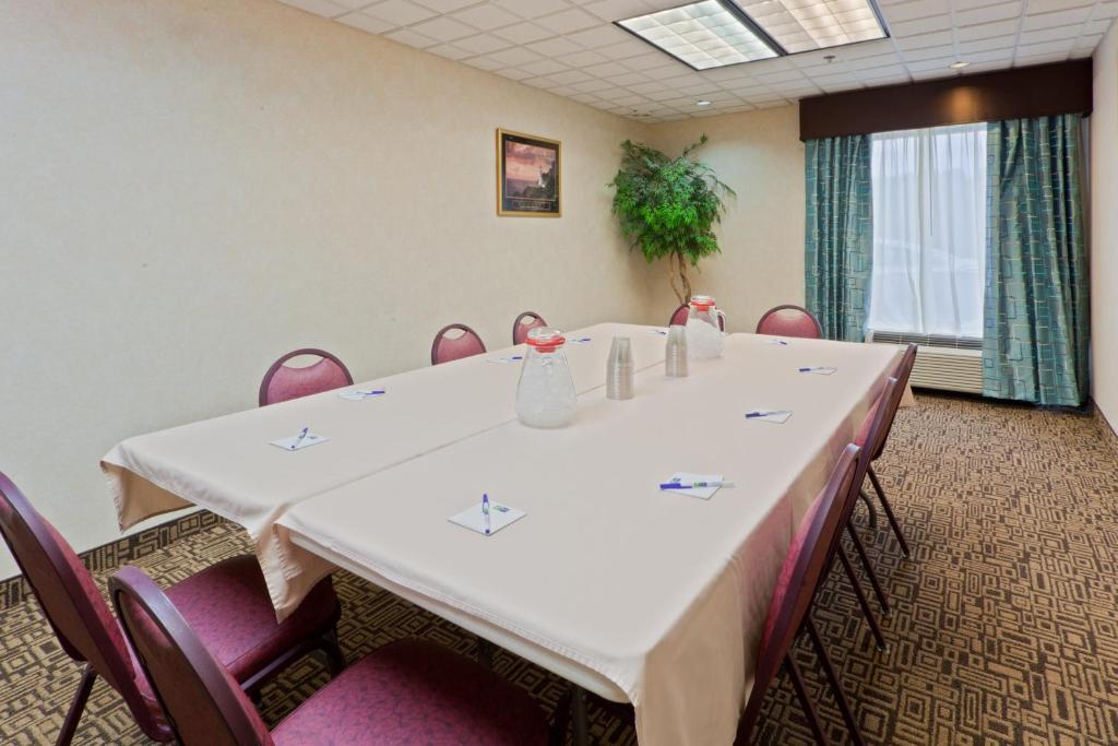 Holiday Inn Express Hotel & Suites Charleston-Southridge an IHG Hotel - image 7