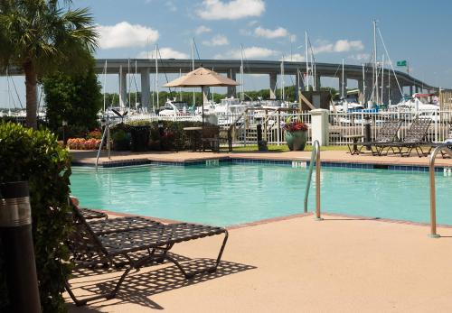 Courtyard Charleston Waterfront - image 3