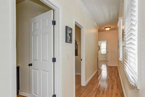 First Floor 3BD/2BA Condo 6 Blocks From King St - image 5