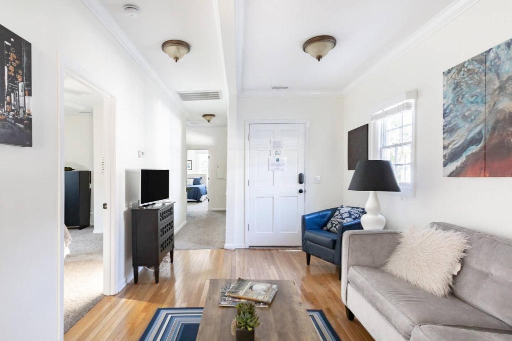 Soak up the Light at a Chic Duplex 6 Blocks From King Street - main image