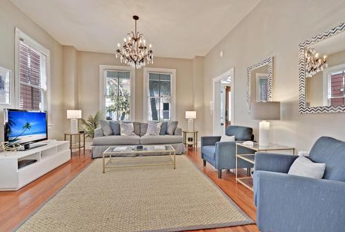 Soak Up the Light at a Chic 5BD Duplex Just 2 Blocks from King Street - image 2