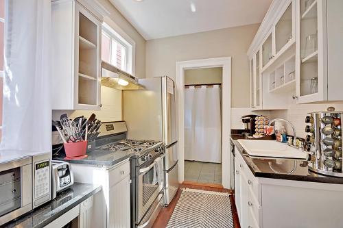 Quiet 2BD Condo in the Midst of Culinary Paradise - main image