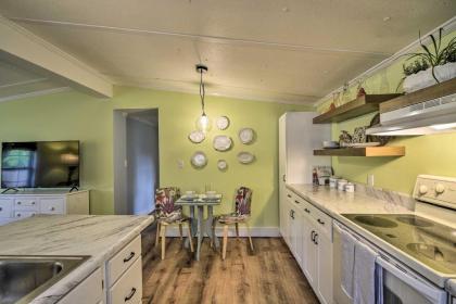 Charming Charleston Cottage 2 Mi to Folly Beach! - image 3