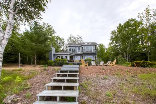 Lavish Charlevoix Home with Fire Pit on Lake Michigan - image 4