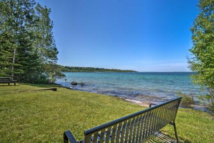 Cabin Nestled by Lake Charlevoix Pets are Welcome - image 3