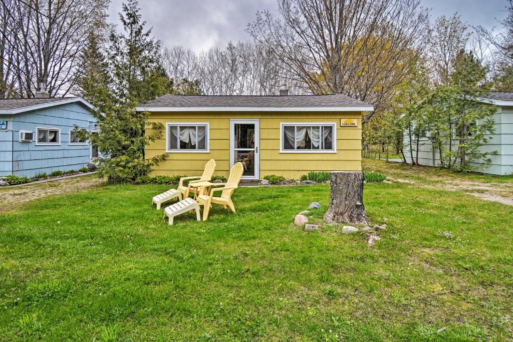 Cabin Nestled by Lake Charlevoix Pets are Welcome - image 6