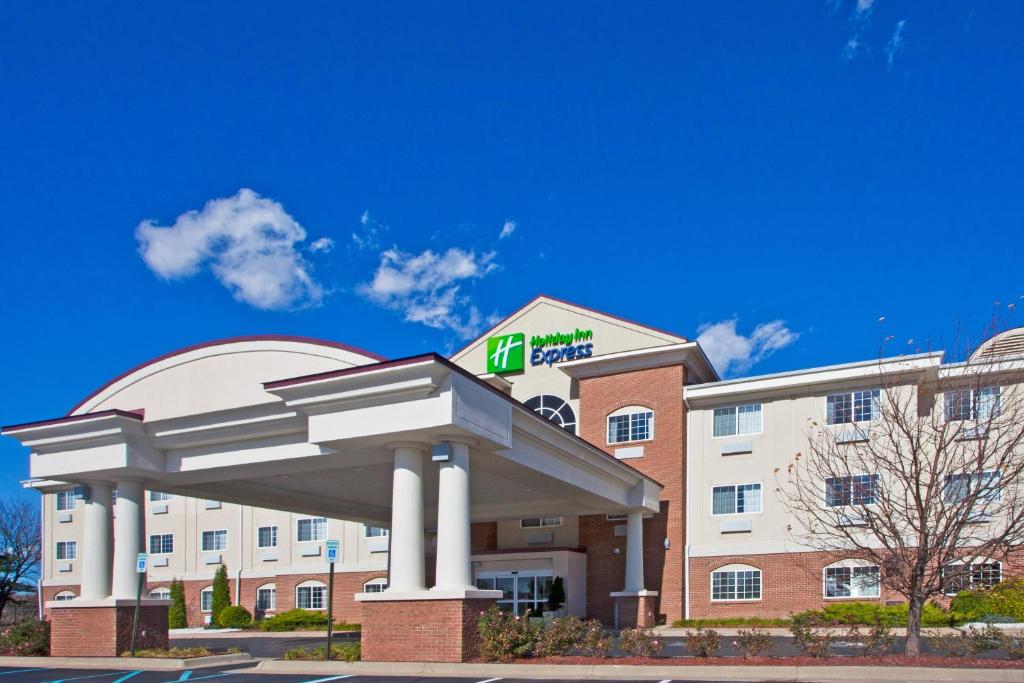 Holiday Inn Express Hotel & Suites Charlotte an IHG Hotel - main image