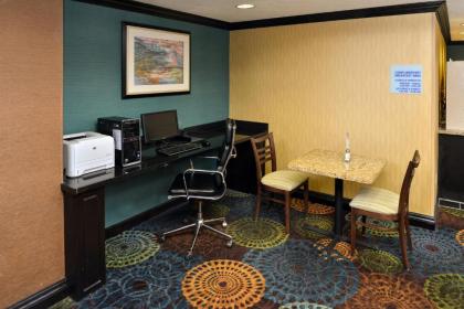 Holiday Inn Express Hotel & Suites Charlotte an IHG Hotel - image 10