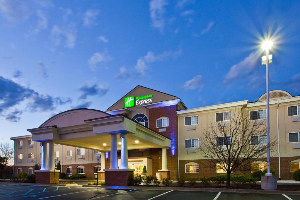 Holiday Inn Express Hotel & Suites Charlotte an IHG Hotel - image 2