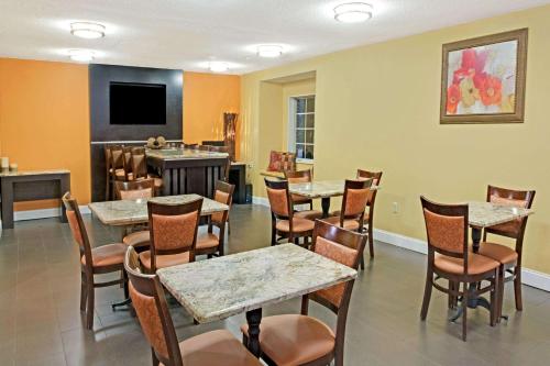 Microtel Inn by Wyndham University Place - image 3