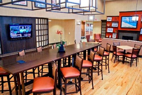 Hampton Inn & Suites Charlotte-Airport - image 3