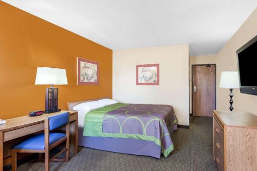 Super 8 by Wyndham Charlotte/Amusement Park Area - image 5