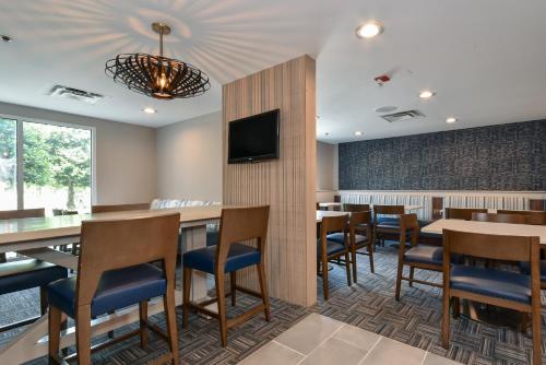 Fairfield Inn & Suites Charlotte Arrowood - image 4