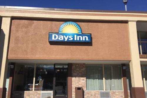 Days Inn by Wyndham Charlotte Airport North - image 3