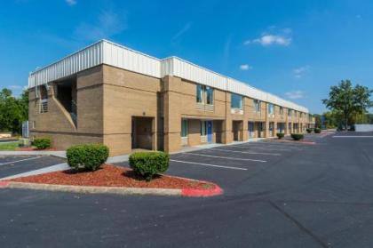 Econo Lodge Airport near Billy Graham Parkway - image 4