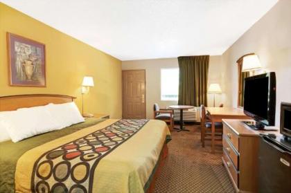 Super 8 by Wyndham Charlotte Downtown Area - image 3