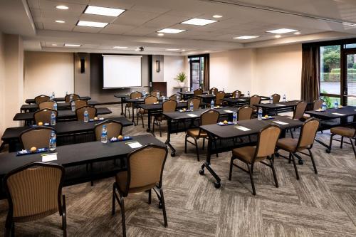 Hyatt Place Charlotte Arrowood - image 5