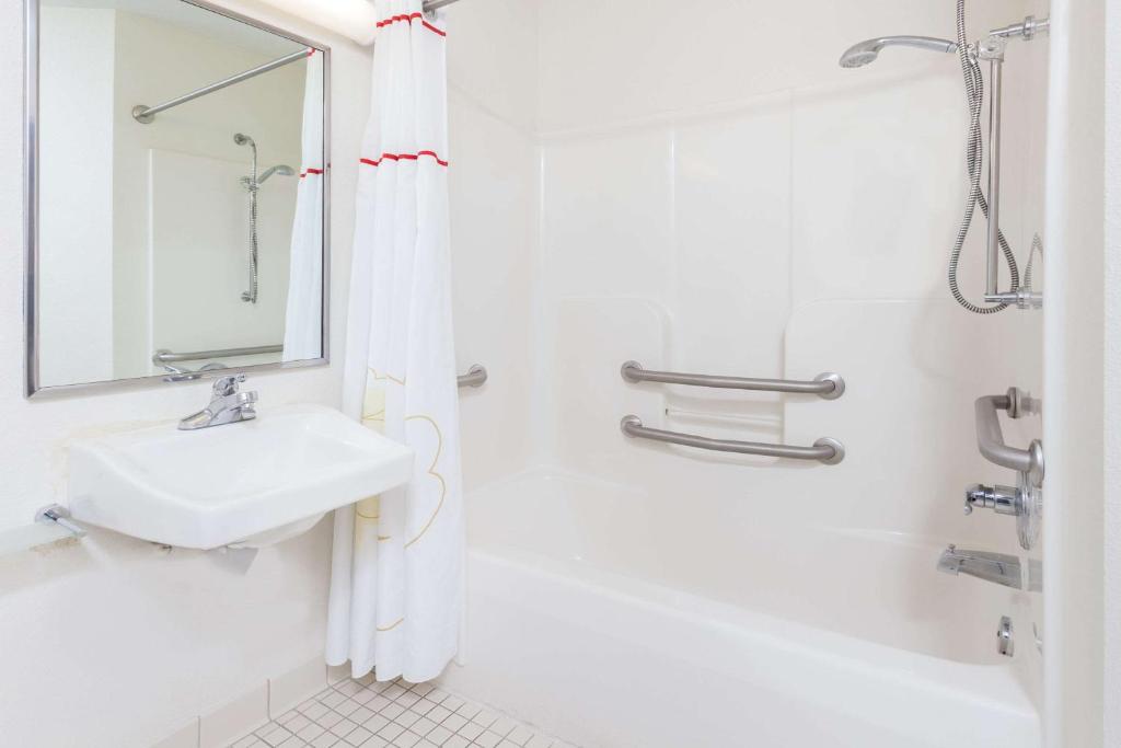 MainStay Suites Charlotte - Executive Park - image 3